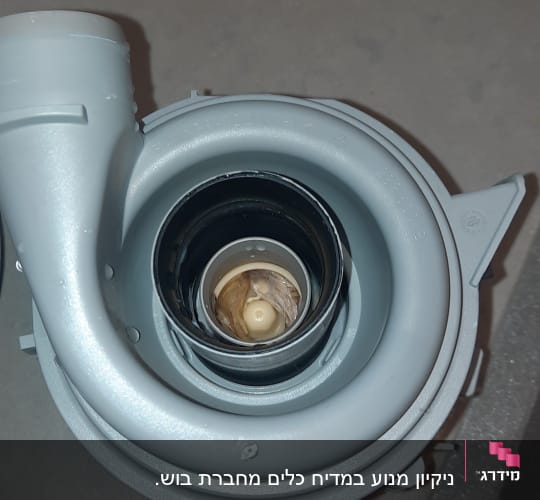 רכיב פלסטיק עגול עם פתח מרכזי